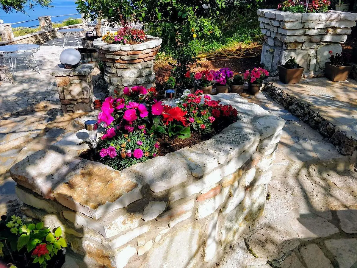 John'S Guesthouse Ksamil